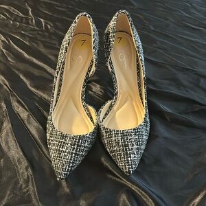 Jesica Simpson. Size 7. Black and white with thin gold lining.